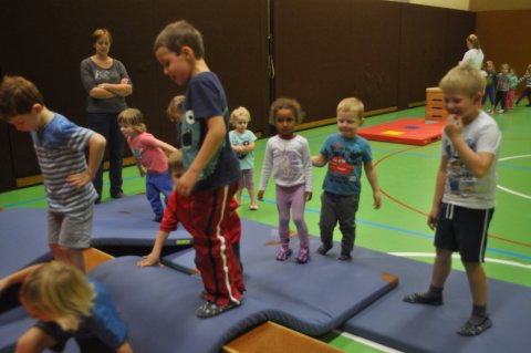 Mutter-Kind-(Kinder-)Turnen November 2013 – Foto 2